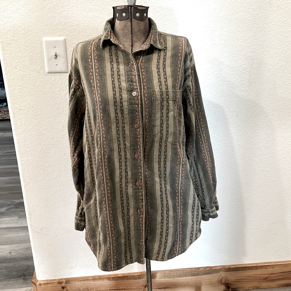 En Vogue vintage button up, GUC